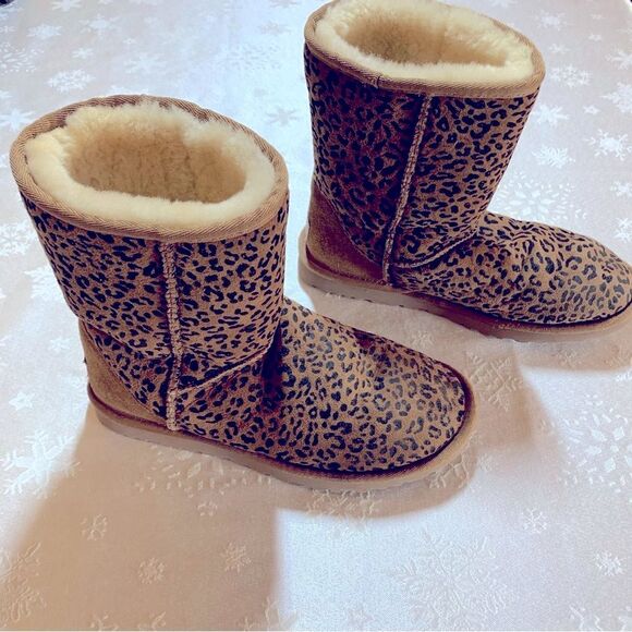 UGG Classic Short Rosette Boots 1006072 Brown Leopard Pattern Sz 6 great soles - Picture 5 of 8